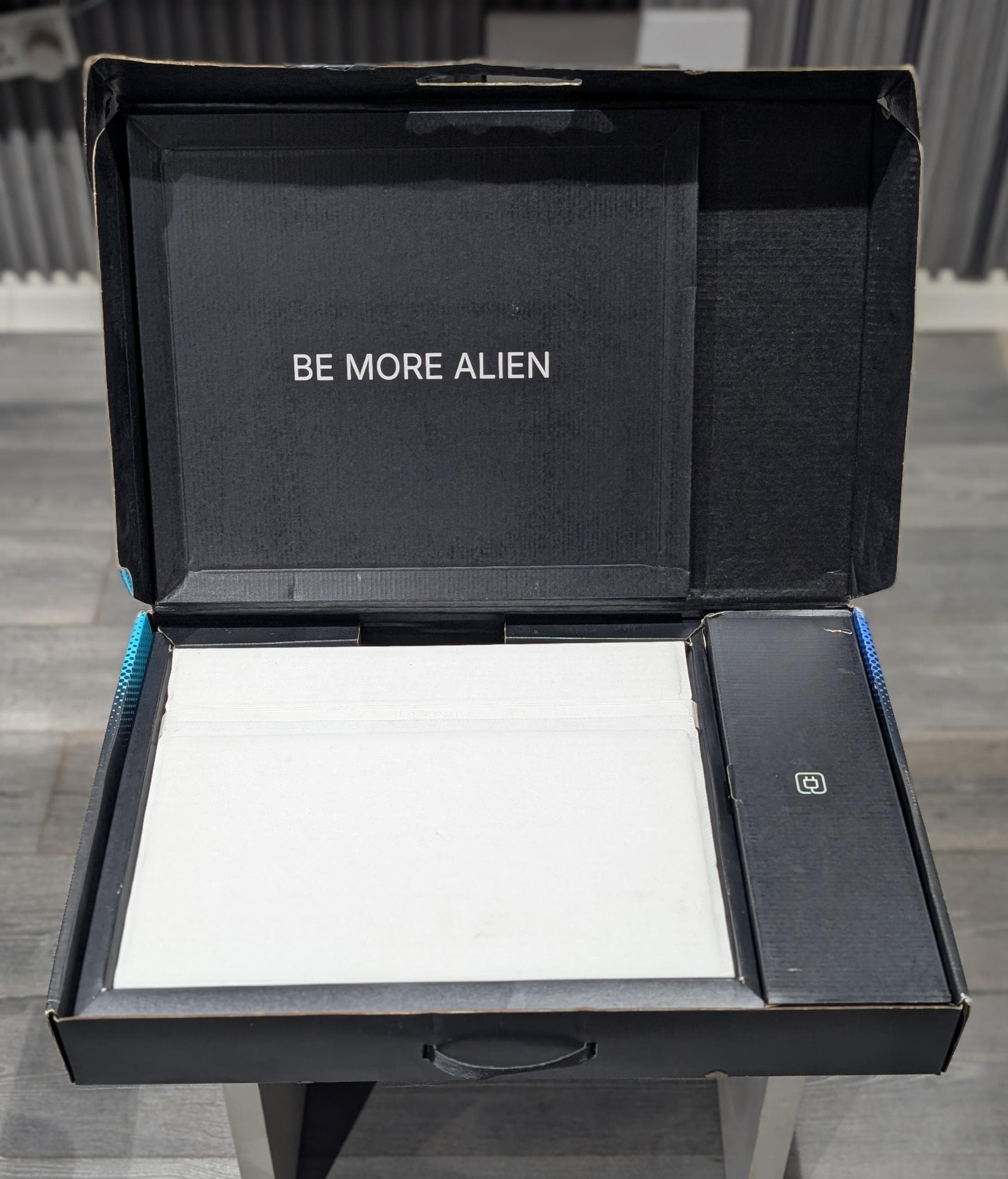 Alienware 18 Area-51 AA18250 Core Ultra 9 275HX 32GB RAM 2TB SSD RTX 5080 16GB - Image 2