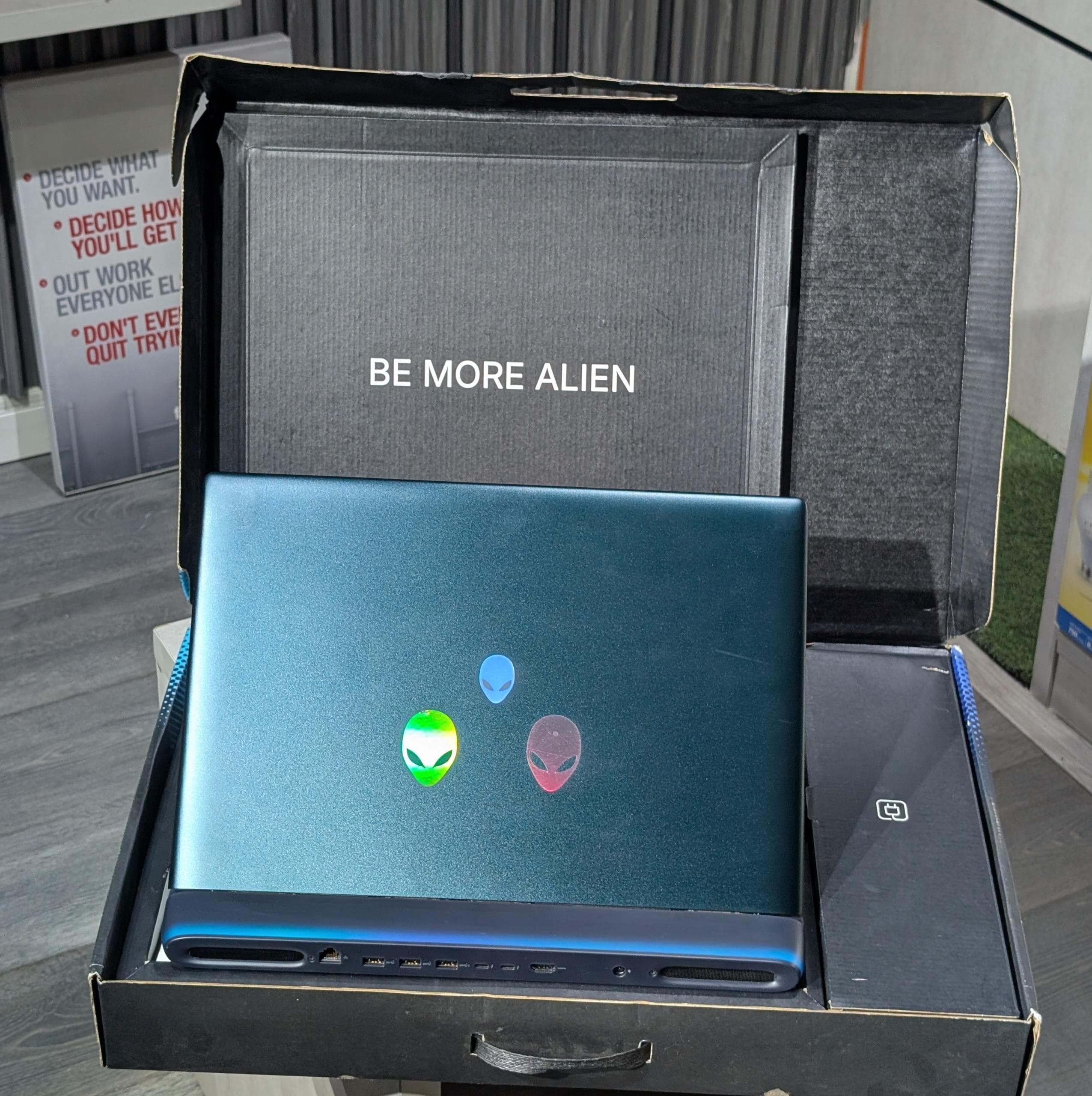 Alienware 18 Area-51 AA18250 Core Ultra 9 275HX 32GB RAM 2TB SSD RTX 5080 16GB - Image 4